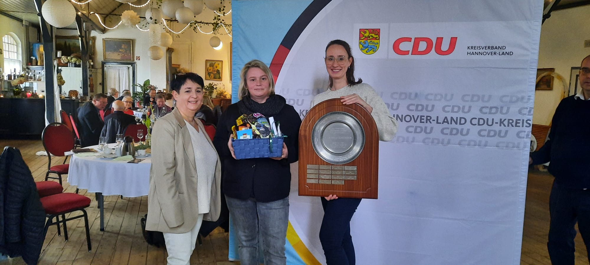 Die Preistr�gerinnen mit Silvia Luft (links). Foto: Bettina Korff